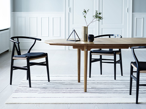 Stue med spisebord og stole fra Carl Hansen