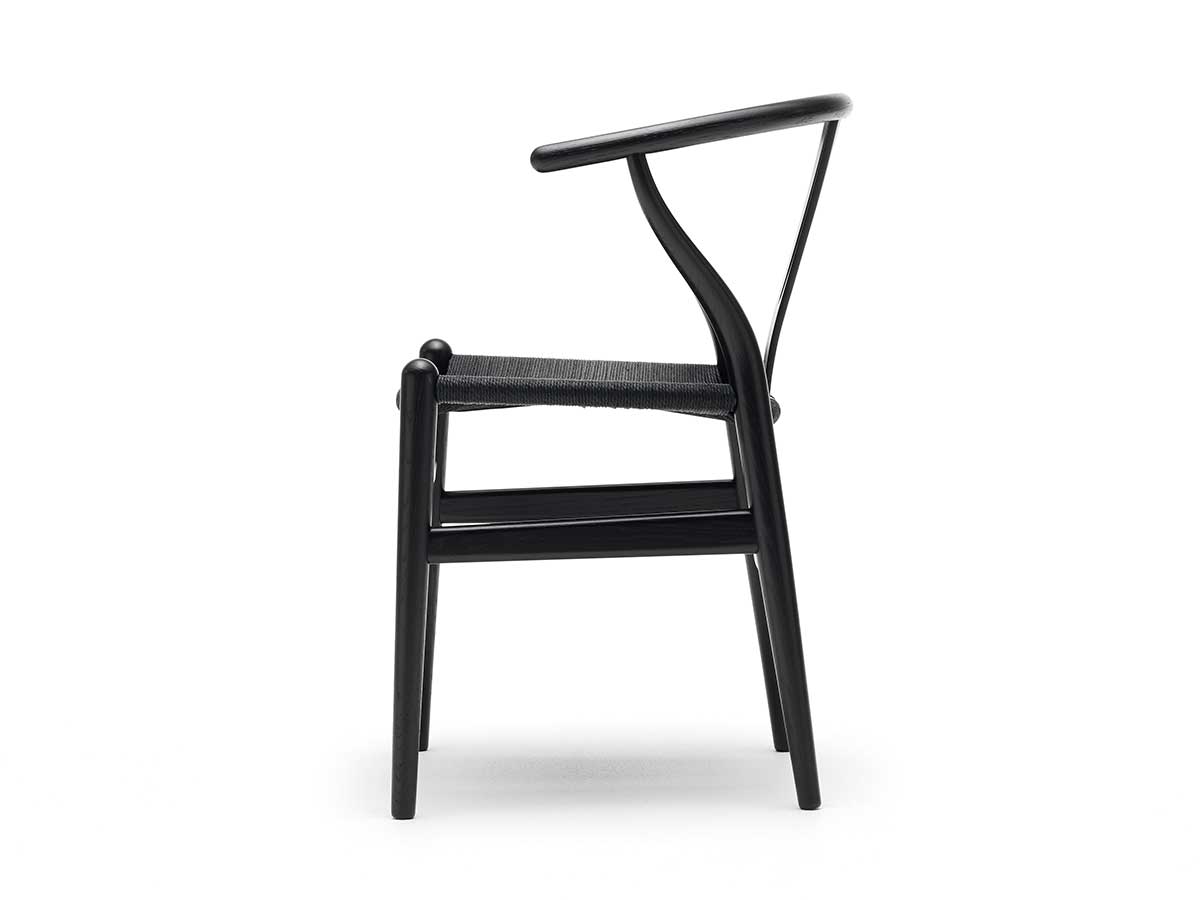 Y-stol CH24 ask sort med sort flet fra Carl Hansen