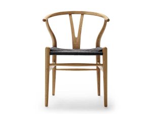 CH24 i eg olie med sort flet fra Carl Hansen & Søn