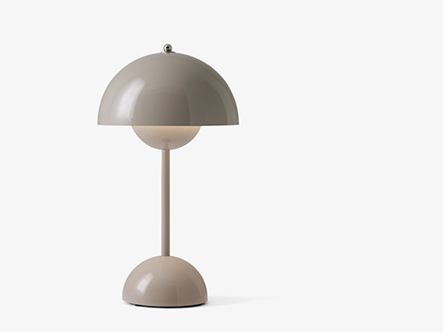 VP9 Flowerpot bordlampe uden ledning i beige grey tændt med lys