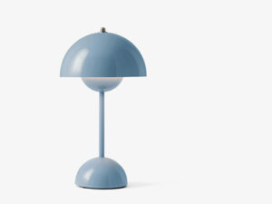 VP9 Flowerpot bordlampe uden ledning i light blue tændt med lys