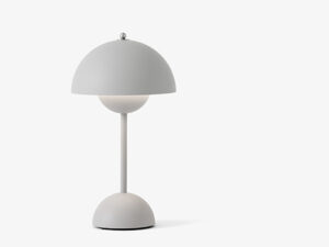 VP9 Flowerpot bordlampe uden ledning i matt grey tændt med lys