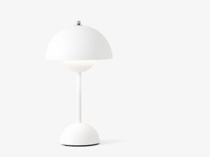 VP9 Flowerpot bordlampe uden ledning i matt white tændt med lys