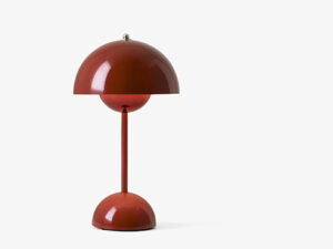 VP9 Flowerpot bordlampe uden ledning i red brown tændt med lys