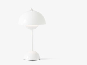 VP9 Flowerpot bordlampe uden ledning i white tændt med lys