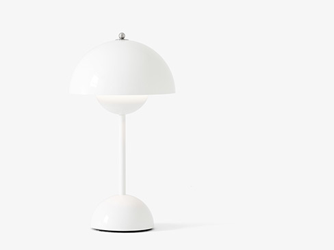 VP9 Flowerpot bordlampe uden ledning i white tændt med lys