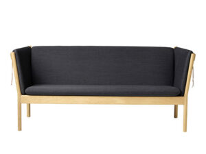 J149 sofa i eg med hynder i mørkegrå