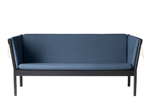 J149 sofa i sortmalet eg med hynder i dusty blue