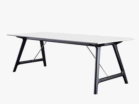 Spisebord T7 fra Andersen Furniture med stel i sortlakeret eg