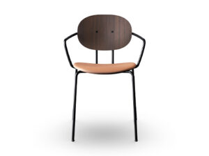 Piet Hein stolen i valnød og med polstring i Silk læder i cognac, set forfra