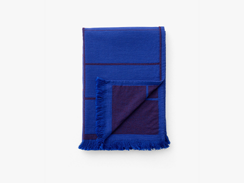 Foldet tæppe AP10 Untitled i Electric Blue