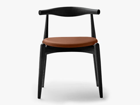CH20 Elbow Chair i eg sort med cognac læder sæde, set forfra