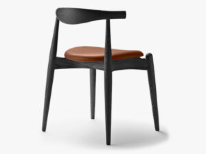 CH20 Elbow Chair i eg sort med cognac læder sæde, set fra ryggen
