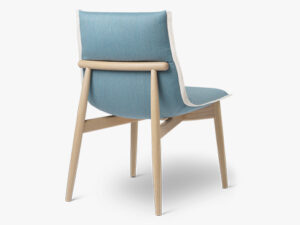 E004 Embrace Chair i eg hvidolie med polstring i Mood 3103 set fra ryggen
