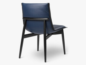 E004 Spisestol med stel i eg sort og thor 350 læder, set fra ryggen