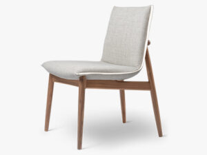 E004 Spisestol i valnød med Clara 144 polstring, set fra siden