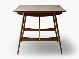 BM1160 i valnød med messing detaljer set fra bordenden