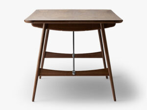 BM1160 i valnød med stål detaljer set fra bordenden