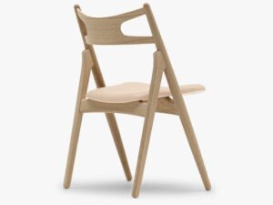 CH29p Savbukkestolen i eg sæbe med Sif 90 lædersæde, set fra ryggen