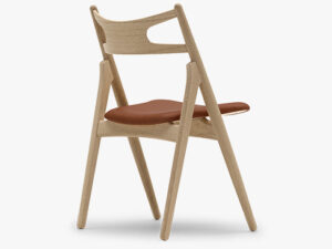 CH29p Savbukkestolen i eg sæbe med Thor 307 lædersæde, set fra ryggen