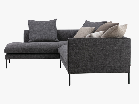 Blade sofa fra Wendelbo i stoffet Sasso col10. Set fra siden