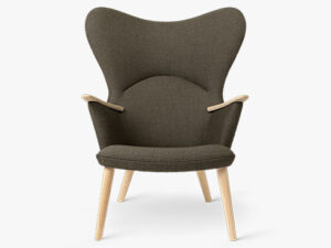 CH78 Mama Bear Chair, set forfra, i stoffet Passion 1101