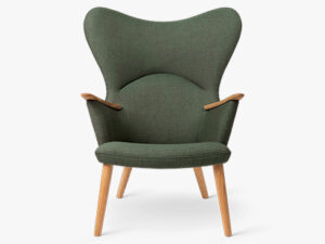 CH78 Mama Bear Chair, set forfra, i stoffet Passion 3101