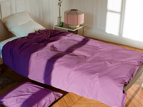Seng med sengetøj fra HAY i farven Vivid Purple