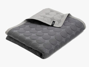 Mega Dot sengetæppe fra HAY i farven Dark Grey