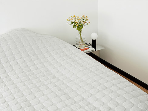 Soveværelsesmiljø med sengetæppet Mega Dot farve Light Grey