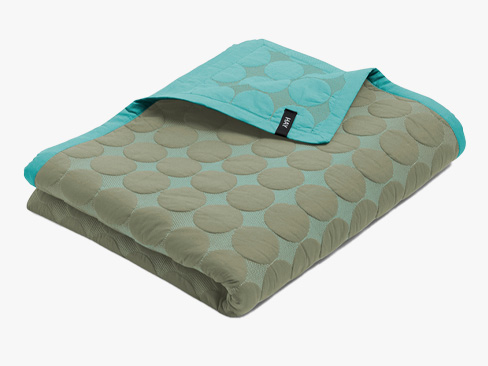 Mega Dot sengetæppe fra HAY i farven Olive Green