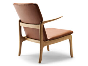 OW224 Beak Chair i eg olie med Sif 95 læder, set fra ryggen