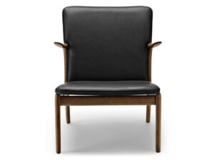 OW224 Beak Chair i valnød olie med Thor 301 læder, set forfra