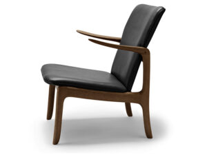 OW224 Beak Chair i valnød olie med Thor 301 læder, set fra siden