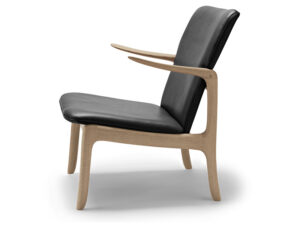 OW224 Beak Chair i eg sæbe med Thor 301 læder, set fra siden