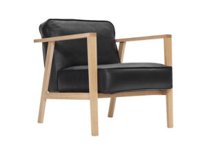 LC1 Loungestol fra Andersen Furniture i eg med sort læder, set skråt forfra