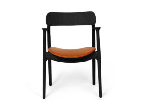 Asger spisestol fra Bent Hansen i sortbejdset eg med sæde i Zenzo 2 læder i cognac-farve