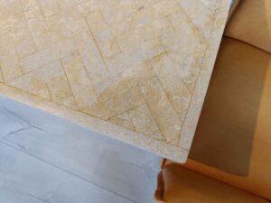 Spisebord med marmor bordplade closeup - udstillingsmodel