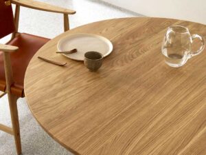 BM0121 i eg olie fra Carl Hansen & Søn med ilægsplade eg olie