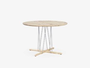 E022 Ø110 Embrace Outdoor spisebord i ubehandlet teak fra Carl Hansen & Søn