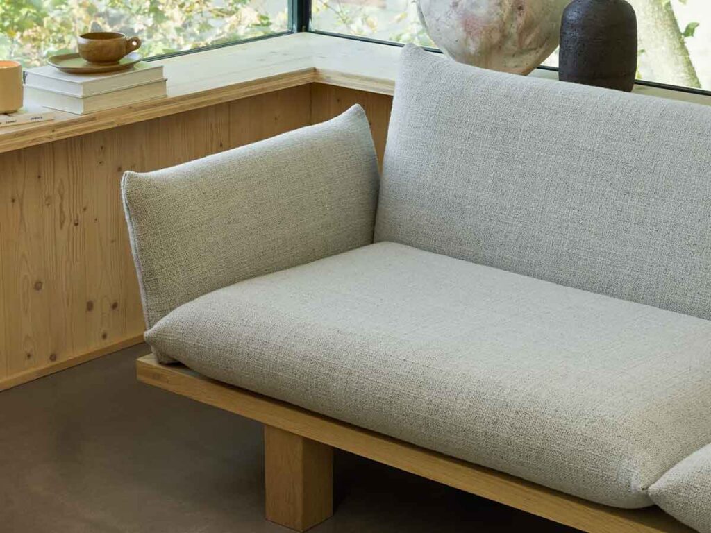 Less 3 personers sofa med Lyngdal 120 og træramme i eg