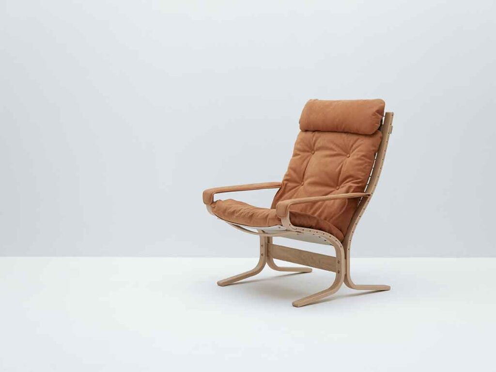 Siesta Classic høj cognac læder, natur bagstykke og eg stel med armlæn