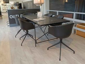 Handvärk - Dining Table - black frame - udstillingsmodel