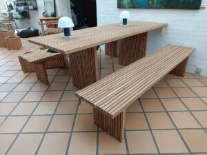 Parallel havebord og to bænke - teak -  UDSTILLINGSMODELLER