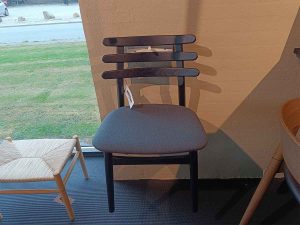 J48 stol eg/sort med stof i farven antracit