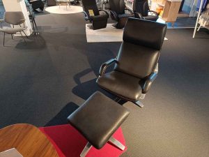 Berg Factory Deal Nasa lænestol og fodskammel - udstillingsmodel