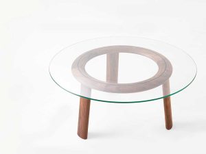 AK 650 Loop sofabord med glasplade og stel og ben i valnød fra Naver Collection