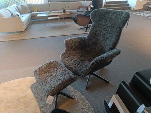 Timeout lænestol plus fodskammel i fåreskind - udstillingsmodeller