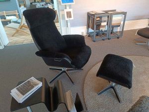 Timeout lænestol plus fodskammel i sort fåreskind - udstillingsmodeller