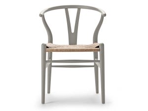 CH24 i bøg i farven Soft Silver Gray fra Carl Hansen & Søn